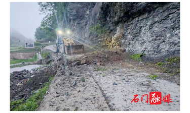 子良镇护城峪村：快速清理落石，保障出行安全