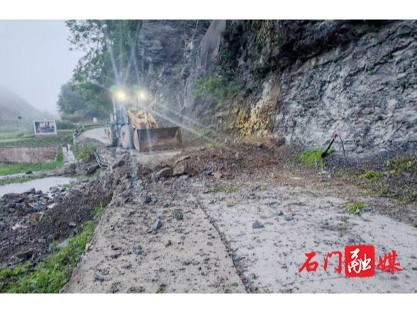 子良镇护城峪村：快速清理落石，保障出行安全