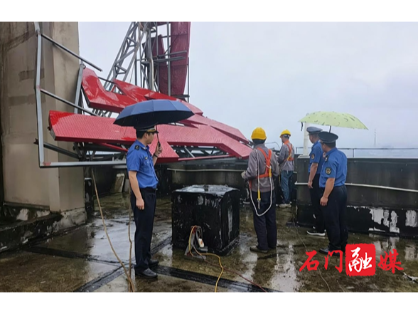 石门城管：依法拆除一处大型楼顶隐患字牌广告