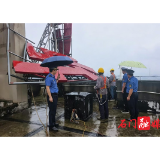 石门城管:依法拆除一处大型楼顶隐患字牌广告