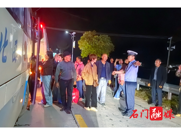 【防汛抗灾进行时】石门公安：山体滑坡群众受困 交警迅速转运受灾群众