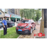 石门城管：整治沿河风光带违停乱象