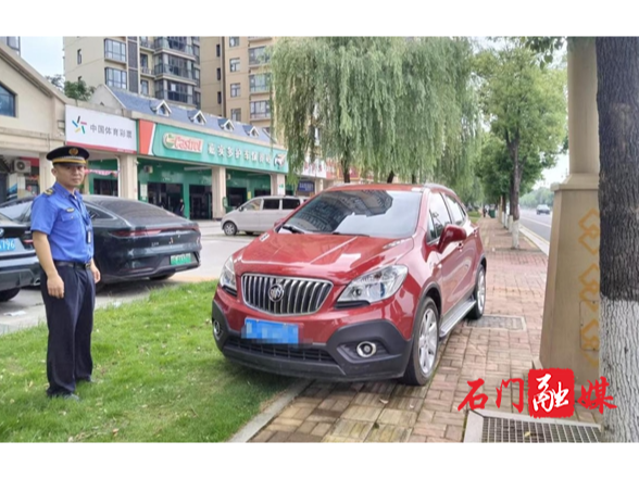 石门城管：整治沿河风光带违停乱象