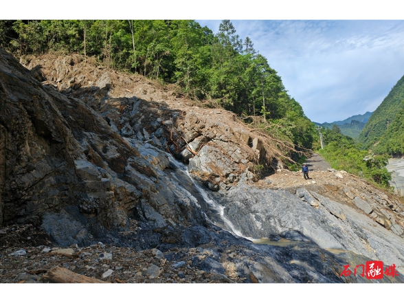 扎根深山十余天！直击石门壶瓶山道路抢通一线的坚守