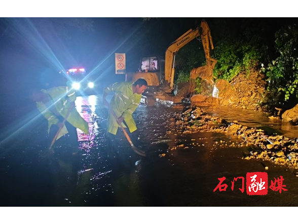 【防汛抗灾进行时】县公路建设养护中心：彻夜巡查清障保畅通