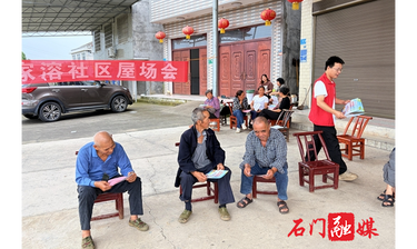 楚江街道：入户走访送政策 拒绝“升学宴”树新风