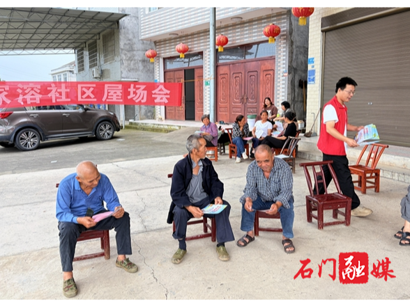 楚江街道：入户走访送政策 拒绝“升学宴”树新风