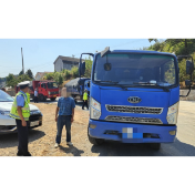 石门公安交警：查处三起货车违法超载行为