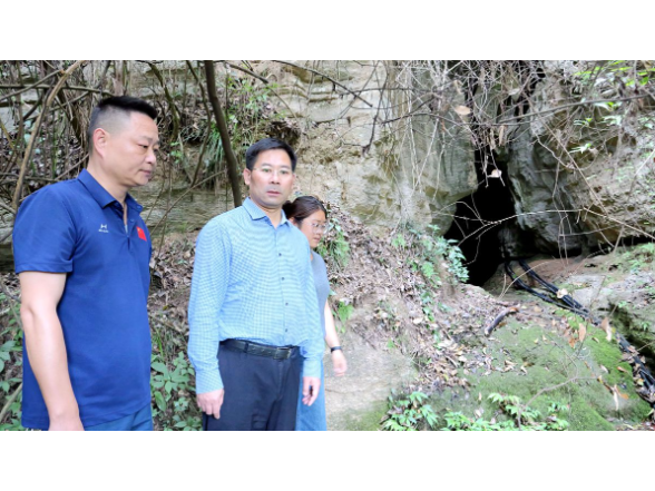 李长春督导溶洞垃圾清理工作