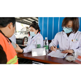 县人民医院开展关爱环卫工人和残障人士志愿服务活动