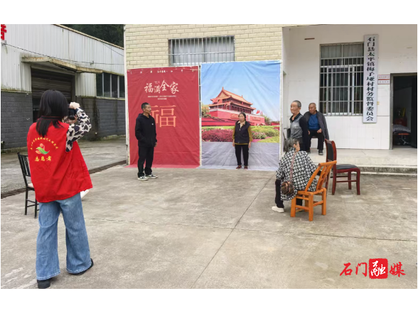 太平镇梅子垭村：快门声声暖，定格夕阳红