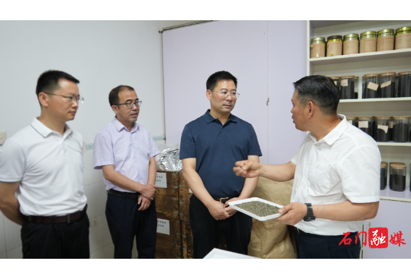 李长春调研特色产业发展