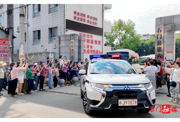 石门六中：爱心送考路 情暖求学心