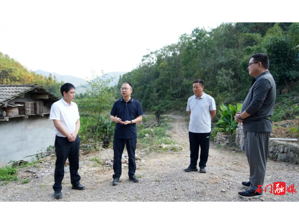 张世田深入一线督导溶洞垃圾清理和养殖污染整治工作