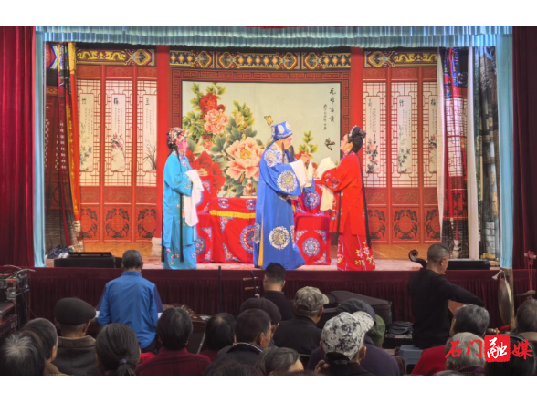 所街乡水南渡社区：党群阵地搭舞台 重阳文艺暖夕阳