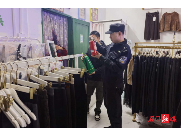 罗坪乡：开展消防安全夜巡行动