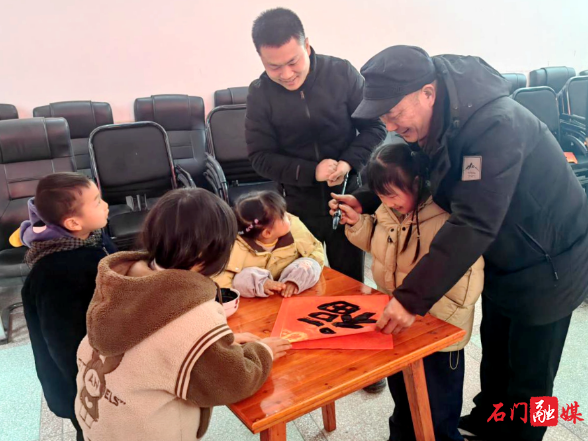 三圣乡北岔村：笔墨颂振兴 春联暖万家