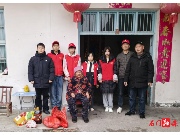 新关镇五桂桥村：开展“敬老爱老”公益活动