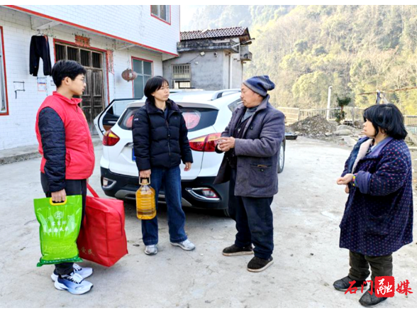 磨市镇横铺村：岁寒情暖系桑榆 学子乡音送平安