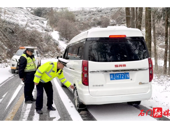 石门公安：全力以赴应对雨雪天气 筑牢春运交通安全防线
