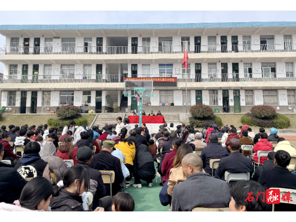 子良镇水田中学：举行新学期开学典礼