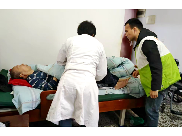 皂市镇：健康义诊进院舍 情暖桑榆护安康