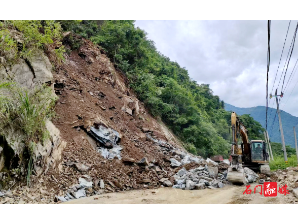 壶瓶山镇杨家坪村：以“迅”应“汛” 护好群众出行路