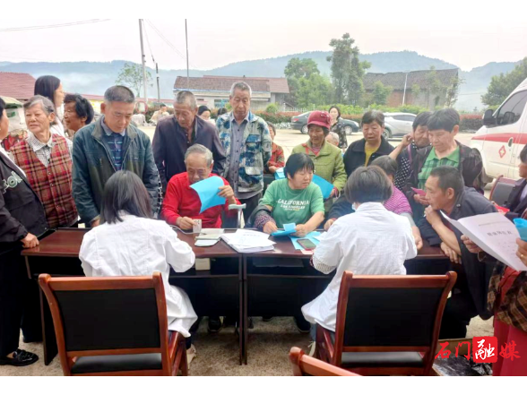 新铺镇：健康体检护银龄 公益理发暖夕阳