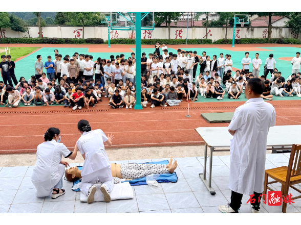 子良镇水田中学：开展医校联动安全健康演练活动