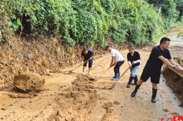 灾后重建进行时 | 壶瓶山镇：不等不靠自发清淤 同心重建美好家园