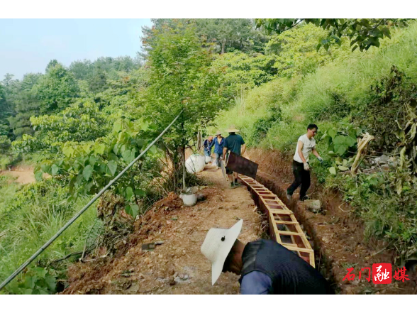 石门：肩挑背扛治隐患 精准施策护民安