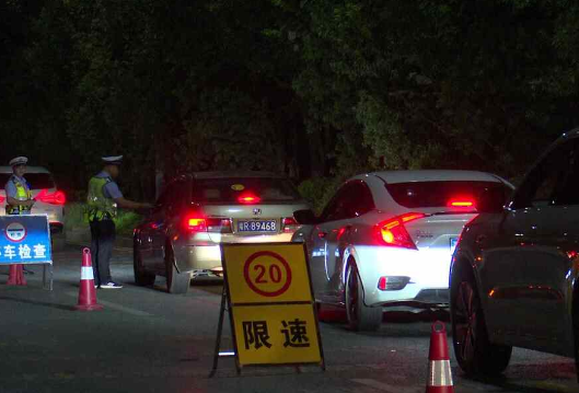 安全生产在线丨县交警大队开展夜查行动守护道路交通安全