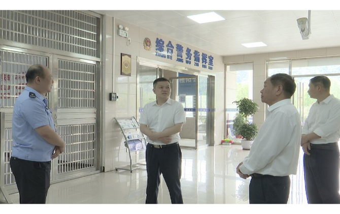 巫初华暗访值班值守工作并看望公安民辅警