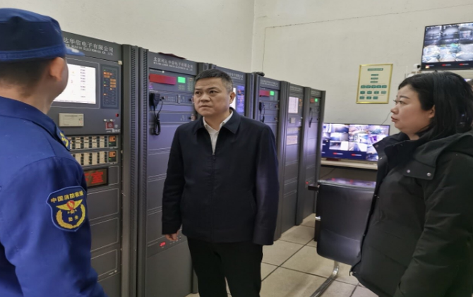 巫初华督导检查高层建筑消防安全、安全生产、市场保供等工作