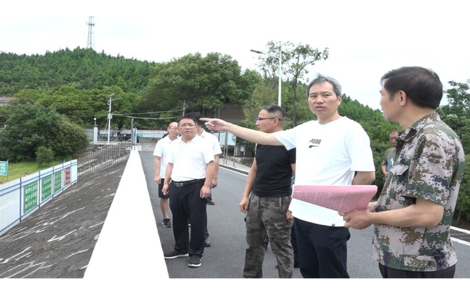 李富春调研督导台风防范应对和地质灾害防治工作
