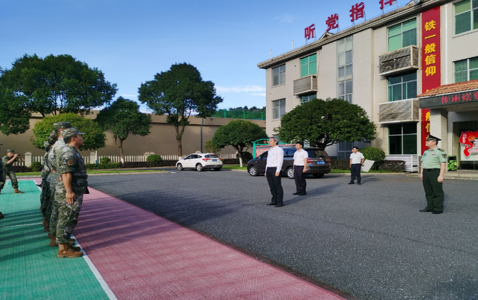 李富春、贺雄开展2026年八一建军节走访慰问活动