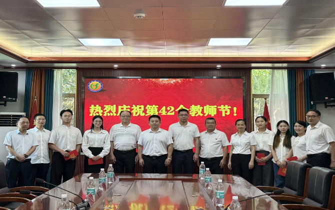 贺雄调研教育工作并开展教师节走访慰问活动