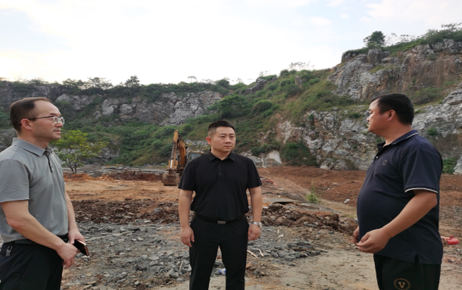 贺雄督导调研环保问题整改和秸秆禁烧管控工作