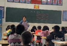县教研室为地灵乡小学课堂把脉问诊