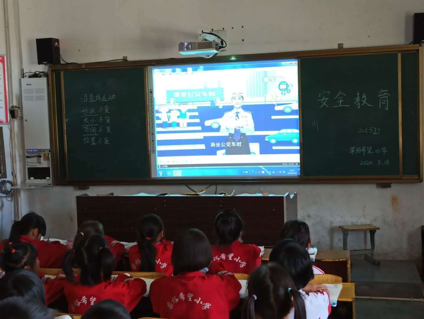 学生在观看《无声的世界》.jpg