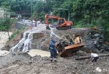 【众志成城迎战强降雨】金竹镇：暴雨冲毁便桥 工作人员全力抢修