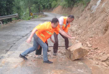 县公路建设养护中心加大雨天巡路力度及时保畅