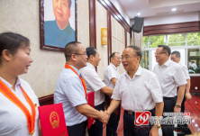 怀化市出席全国抗疫表彰大会全体代表载誉归来
