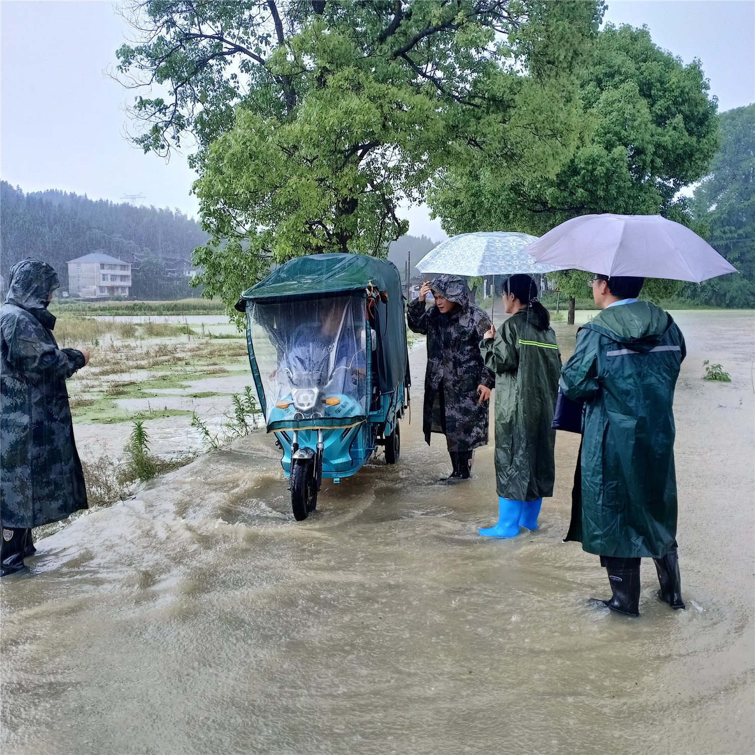 地灵乡村干部在踏看灾情途中劝导过往车辆.jpg