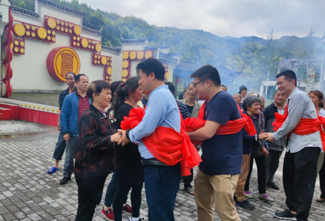 三年扶贫风雨路，别情总是似海深