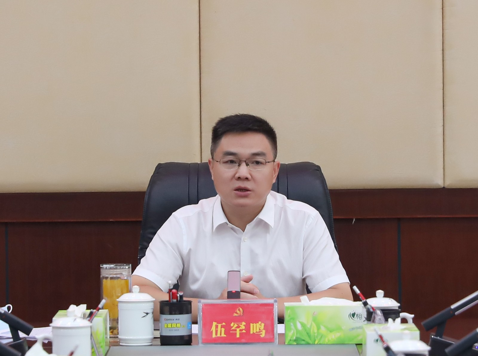 伍罕鸣主持召开县委常委会(扩大)会议__会同新闻网