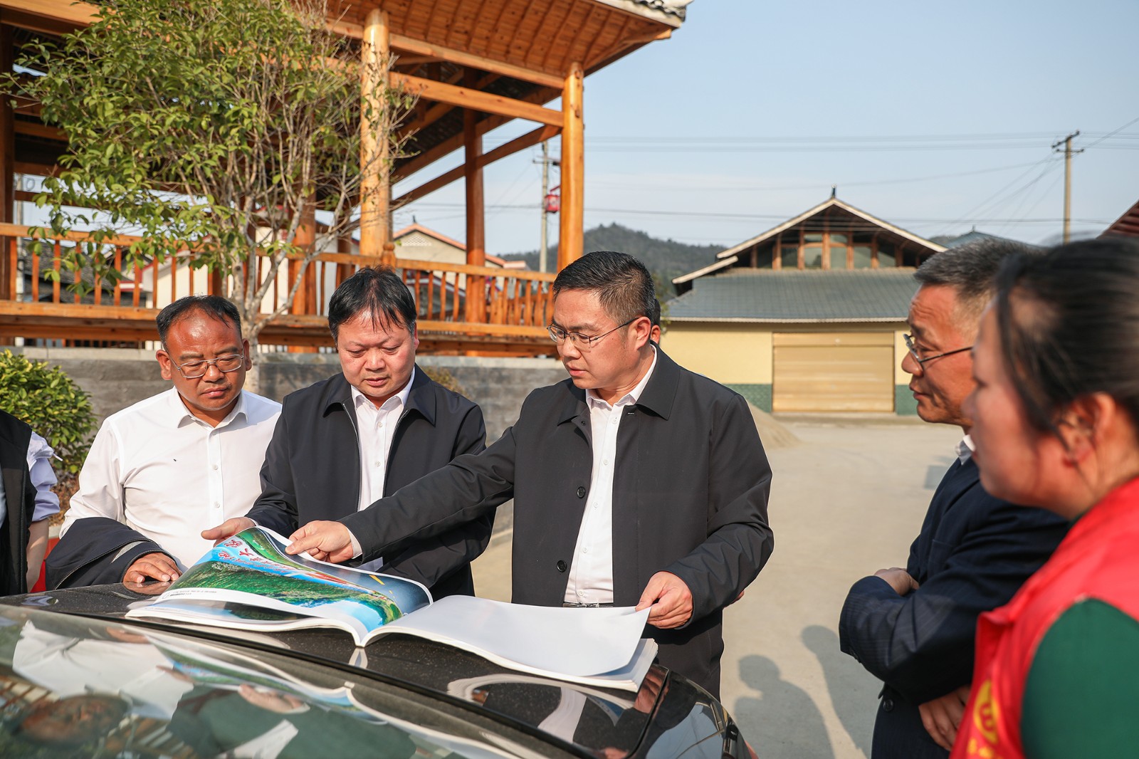 伍罕鸣调研青朗至漠滨水库移民乡村振兴侗苗文化示范长廊建设工作