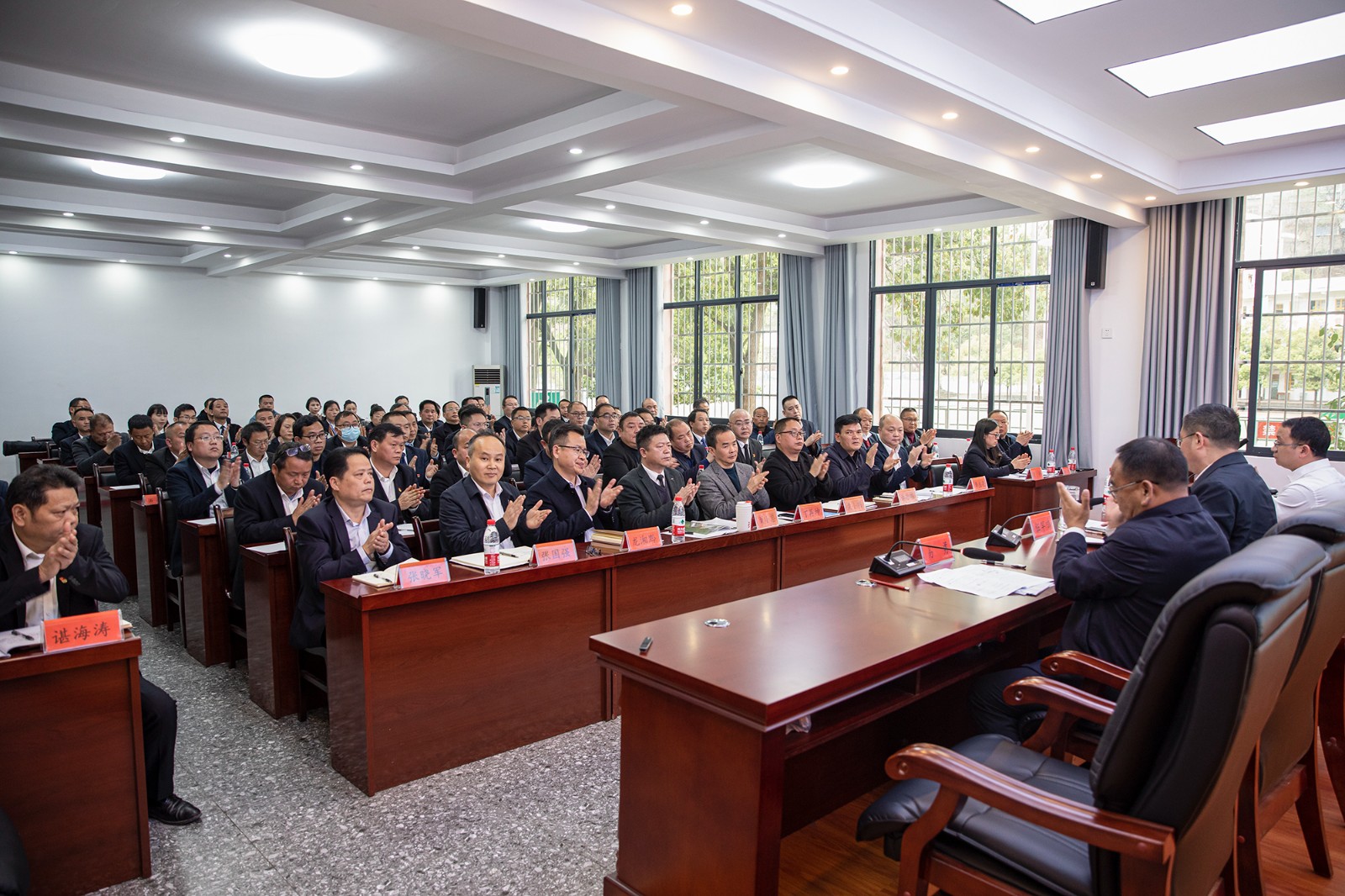 伍罕鸣在中小学校长培训班开班仪式时强调要心中有追求肩上有担当脚下
