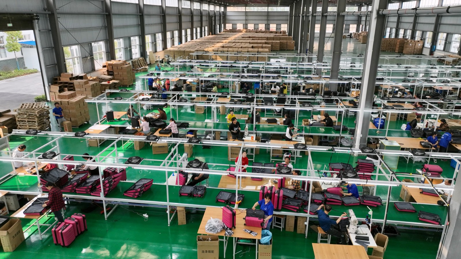 湖南享同实业箱包生产车间一派火热的生产场景.jpg
