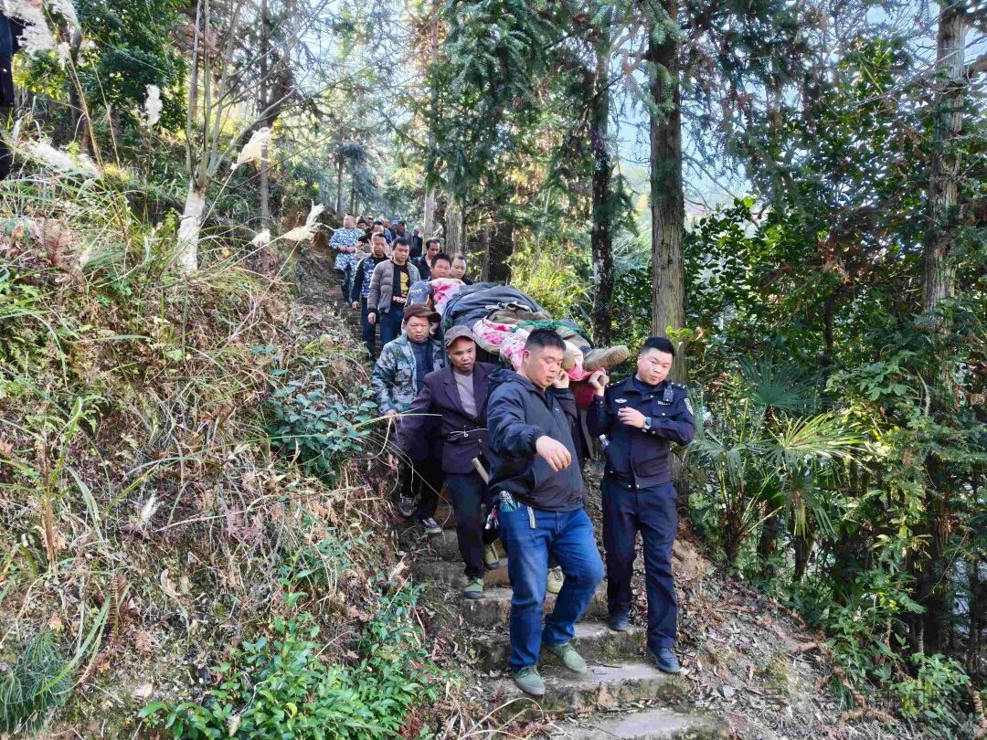 1月12日，金子岩侗族苗族乡新华村一位七旬老人在山上砍柴失联超过24小时，在公安民警及多方救援力量连续搜救20个小时后，被成功救出送医。.jpg